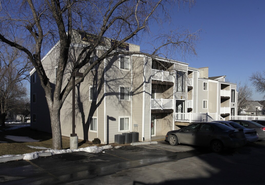 Grover Square Apartments in Omaha, NE - Foto de edificio