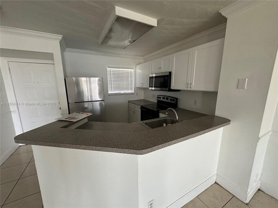 8710 N Sherman Cir in Miramar, FL - Building Photo