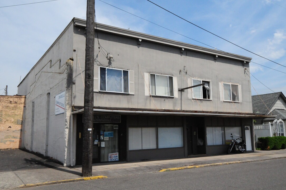 211 Pine St in Kelso, WA - Foto de edificio