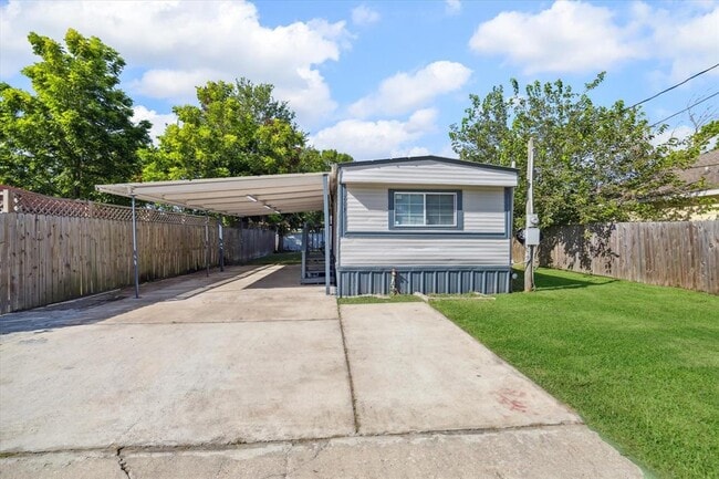 703 E Fayle Ave