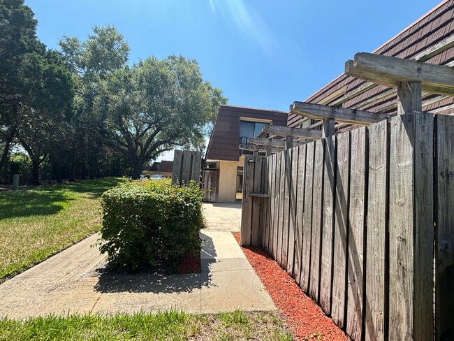 2110 21st Ln in Palm Beach Gardens, FL - Foto de edificio - Building Photo