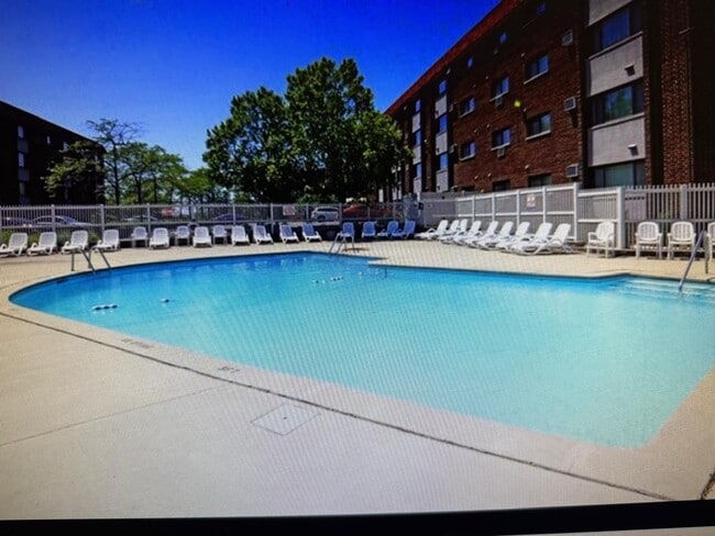 1919 S Wolf Rd, Unit 412 in Hillside, IL - Foto de edificio - Building Photo