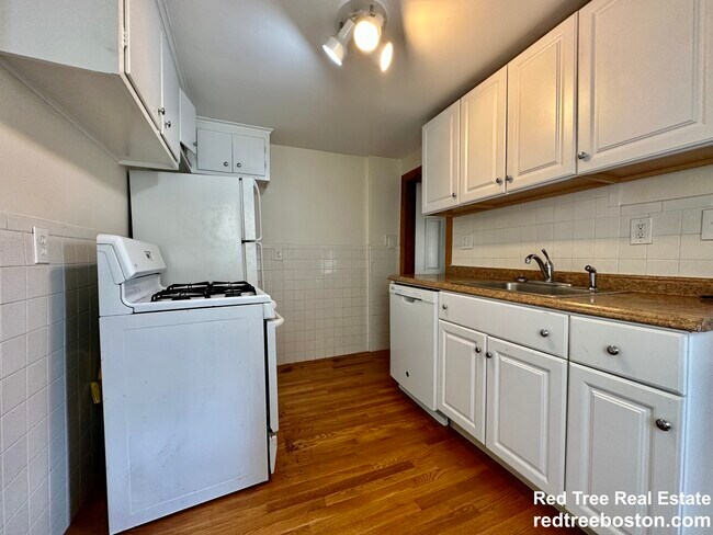 37 Cottage St, Unit 1 in Watertown, MA - Building Photo - Building Photo