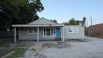 1020 State Hwy 3 in La Marque, TX - Building Photo