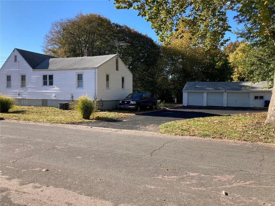 915 Lindsay Ln in Florissant, MO - Building Photo