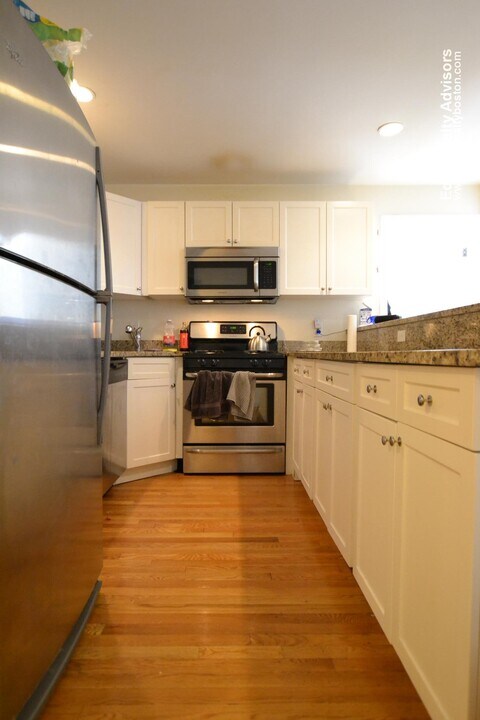 68 Egmont St, Unit 1 in Brookline, MA - Building Photo