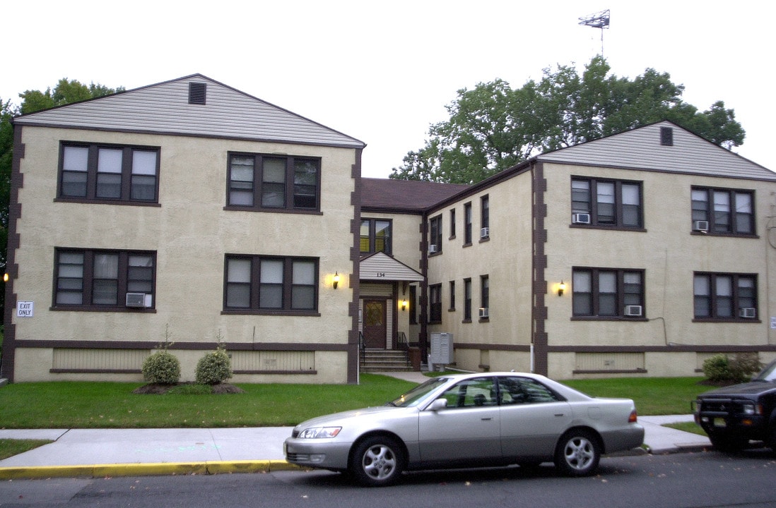 134 E 7th Ave in Roselle, NJ - Foto de edificio