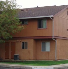 Pleasant Valley Manor in Avenal, CA - Foto de edificio - Building Photo