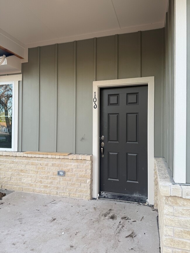 106 Kirkland St in Sanger, TX - Foto de edificio - Building Photo