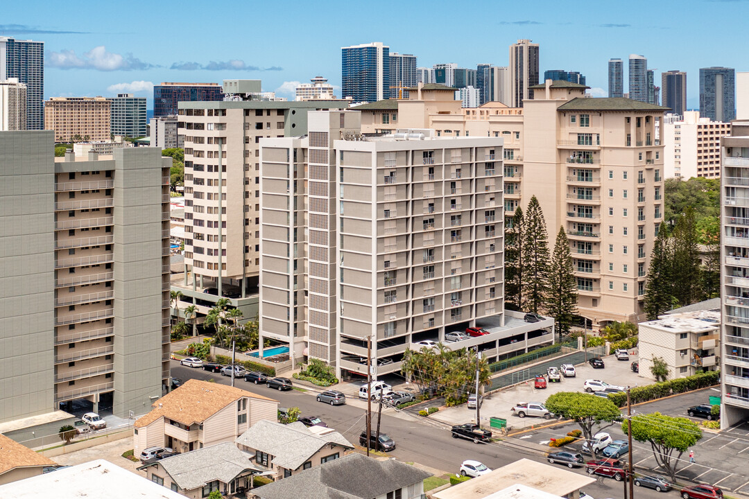 Alexander Towers in Honolulu, HI - Building Photo