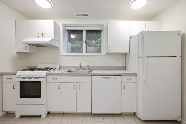 11 Maple Ave in Greenwich, CT - Building Photo - Building Photo