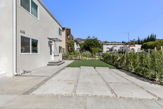 1135 N Maryland Ave in Glendale, CA - Foto de edificio - Building Photo