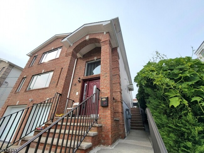 81 Forest St in Kearny, NJ - Building Photo - Building Photo