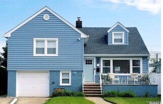 371 E Penn St in Long Beach, NY - Building Photo