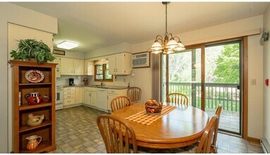 1135 Manor Dr, Unit 27 in Neenah, WI - Foto de edificio - Building Photo
