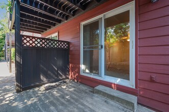 Colonial Villa Apartments in Portland, OR - Foto de edificio - Building Photo