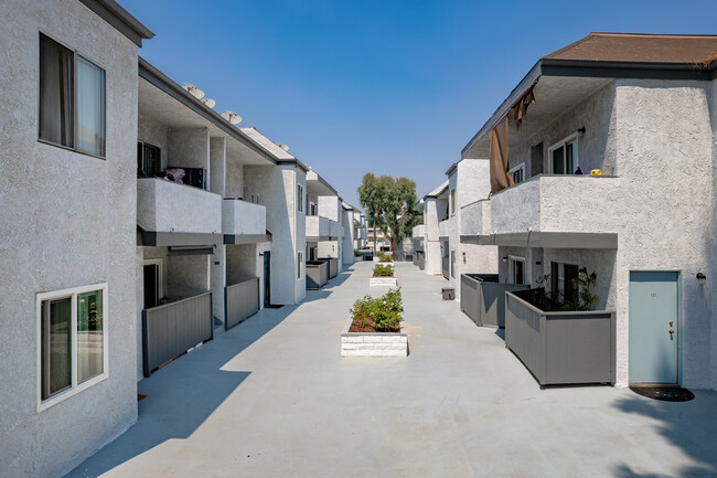 Gilmore-Hamlin Apartments in North Hollywood, CA - Building Photo - Building Photo