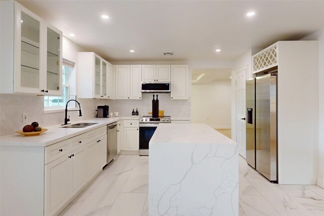 5731 S Braeswood Blvd in Houston, TX - Building Photo - Building Photo