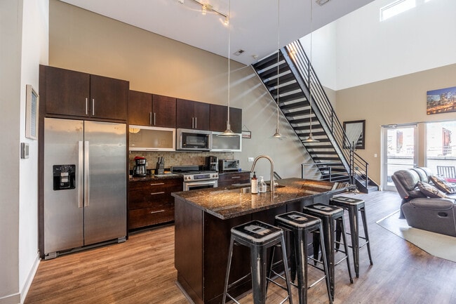 1002 W Lake St, Unit 2 in Chicago, IL - Building Photo - Building Photo