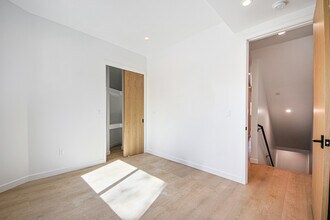 13256 Kling St in Sherman Oaks, CA - Foto de edificio - Building Photo