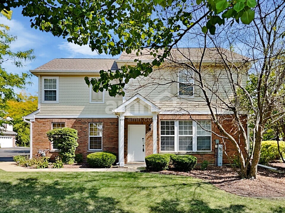 1411 Millbrook Dr in Algonquin, IL - Building Photo