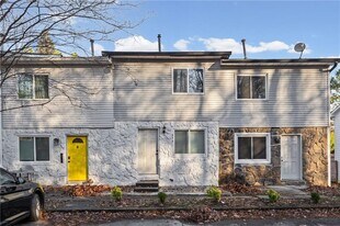 579 Northridge Crossing Dr in Atlanta, GA - Building Photo