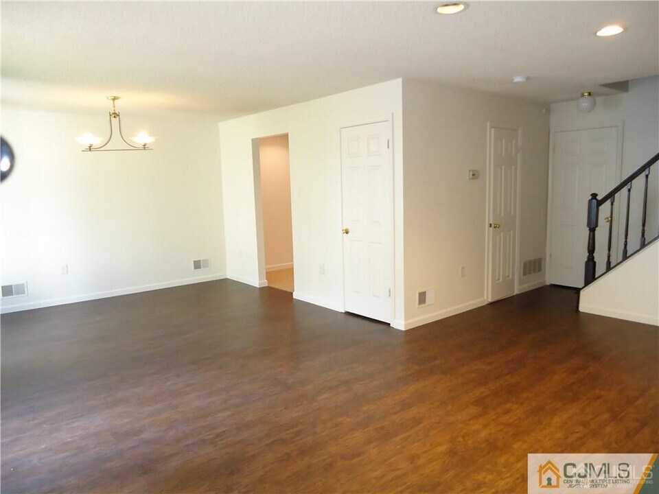 80 Goodwin Dr in North Brunswick, NJ - Building Photo