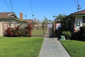 Orangewood Garden Apartments in Anaheim, CA - Foto de edificio - Building Photo