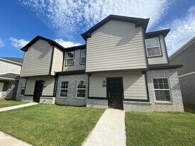 733 S Benchmark Ln in Fayetteville, AR - Building Photo