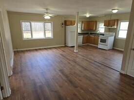 52 Shelterwood Rd, Unit B in East Greenbush, NY - Building Photo