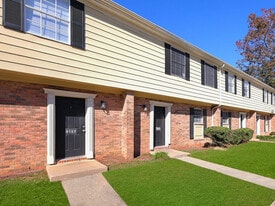 Colony Village in New Bern, NC - Building Photo