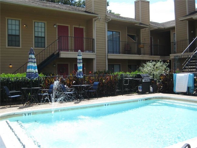 1503 N Garrett Ave-Unit -202 in Dallas, TX - Building Photo - Building Photo