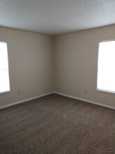 Locust Grove Apartments in New Albany, IN - Foto de edificio - Building Photo