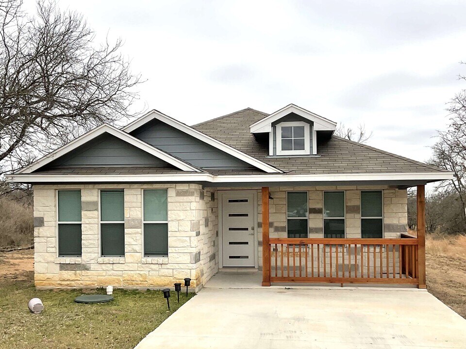 115 N Pass in Kingsland, TX - Building Photo