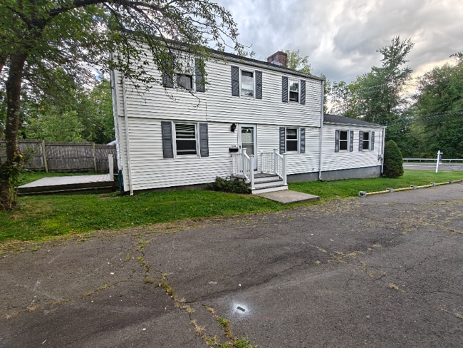 1254 Trout Brook Dr in West Hartford, CT - Building Photo - Building Photo
