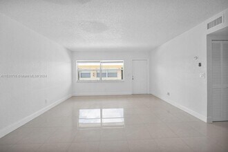 678 Kathy Ct, Unit 1-4 in Margate, FL - Building Photo - Building Photo