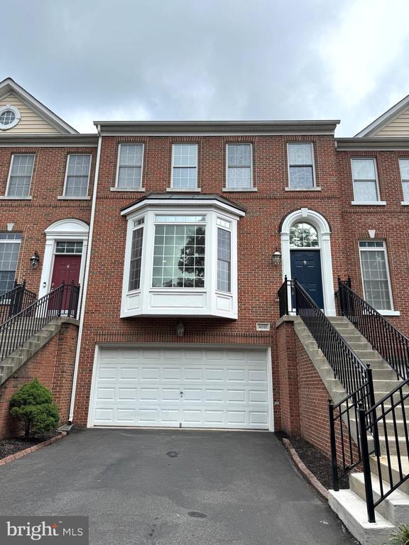 4031 Quiet Creek Dr in Fairfax, VA - Foto de edificio - Building Photo
