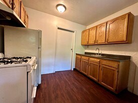 77 Bates St in Pittsburgh, PA - Building Photo