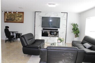 7655 Cardiff Ct N in St. Petersburg, FL - Building Photo - Building Photo