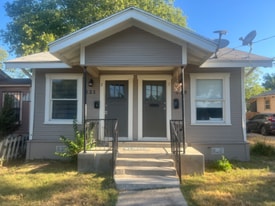 521 W Ridgewood Ct in San Antonio, TX - Building Photo