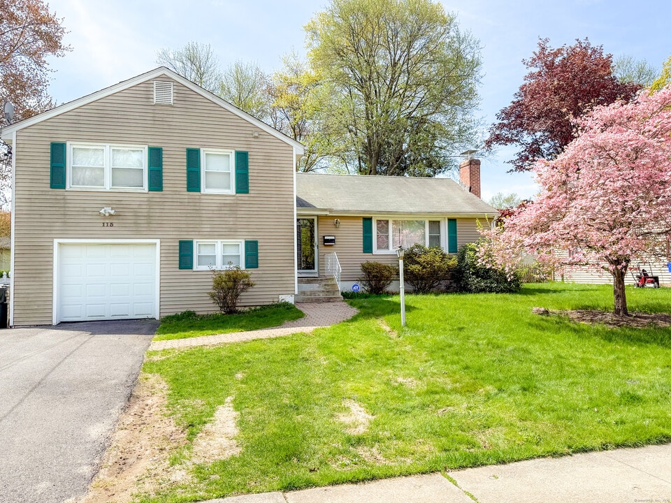 115 Fuller Dr in West Hartford, CT - Building Photo