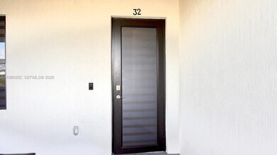 7925 NW 104th Ave in Doral, FL - Building Photo - Building Photo