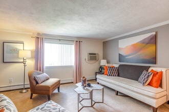 Village Green Apartments in Plainville, MA - Foto de edificio - Interior Photo