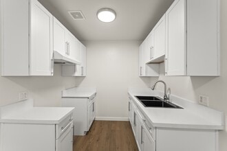 856 W 84th St in Los Angeles, CA - Building Photo - Building Photo