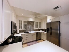 1510 Pelican Point Dr, Unit BA267 in Sarasota, FL - Building Photo - Building Photo