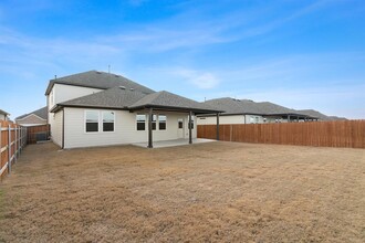 121 Adeline Rd in Hutto, TX - Foto de edificio - Building Photo