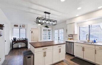 712 Glen Abbey Cir in Las Vegas, NV - Building Photo - Building Photo
