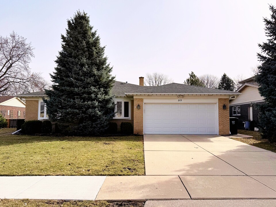 915 S Waverly Pl in Mount Prospect, IL - Foto de edificio