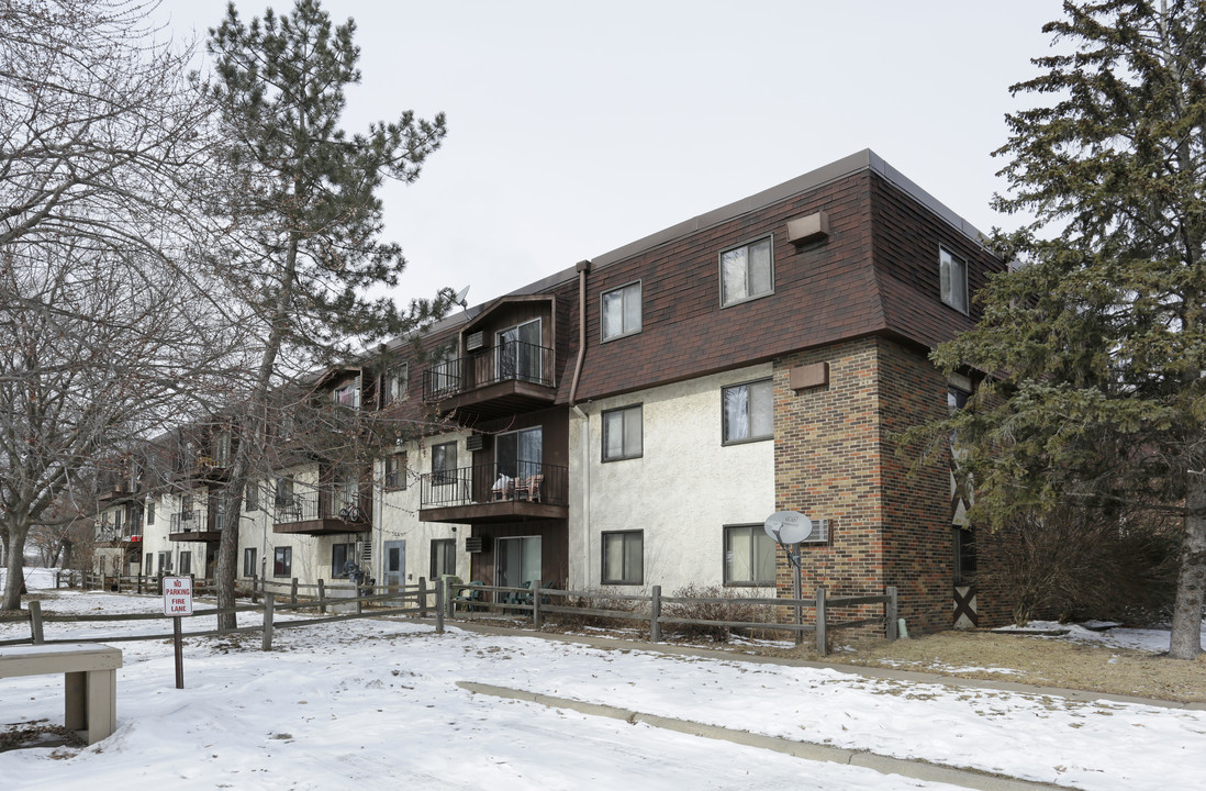 Elgin Pines in Spring Lake Park, MN - Building Photo