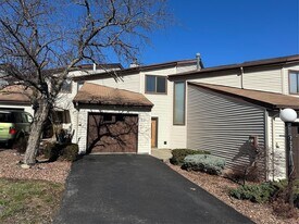 737 Hewitt Ln in New Windsor, NY - Building Photo